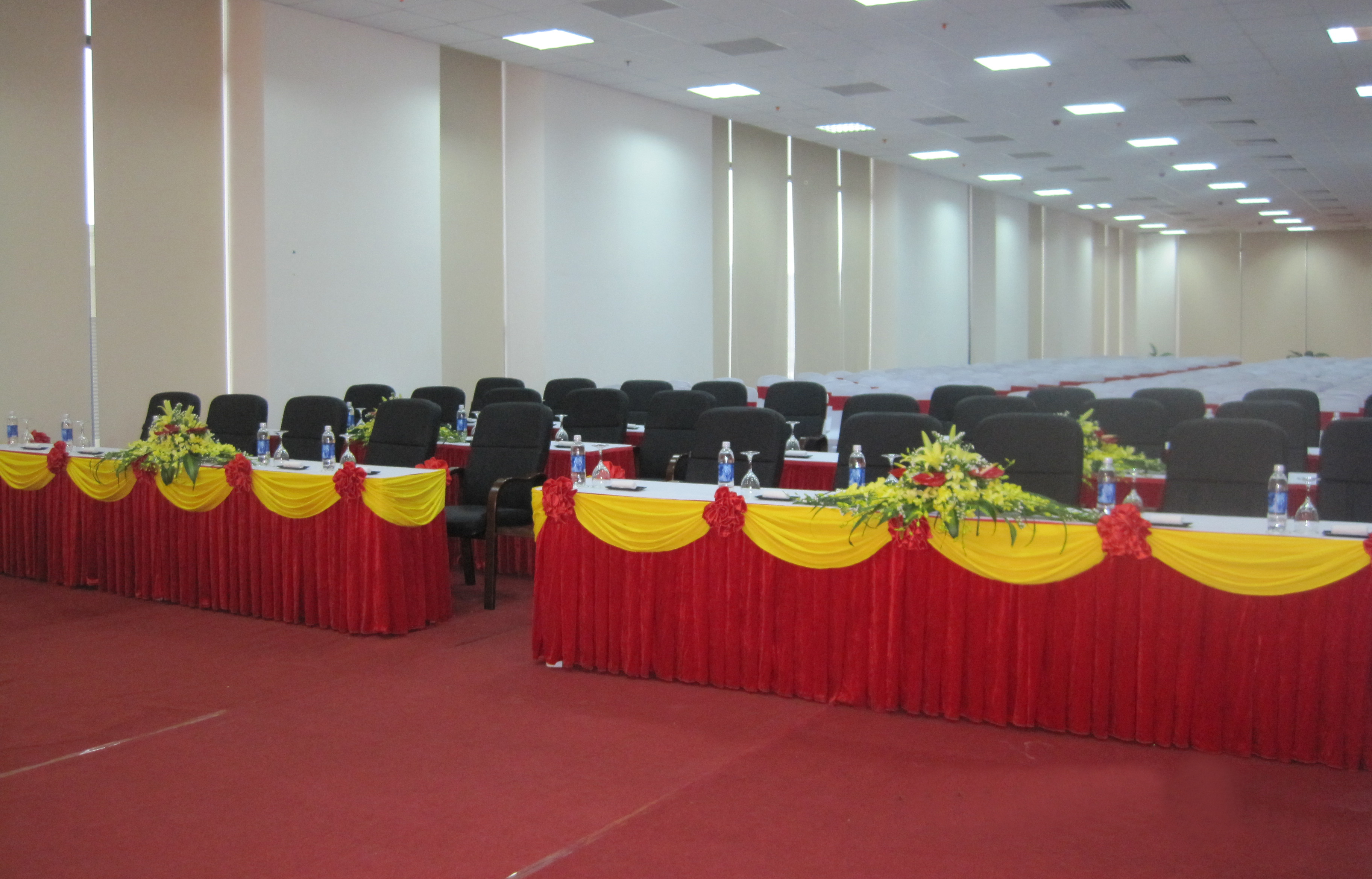 Bàn IPM (khăn phủ + váy quây) cho thuê