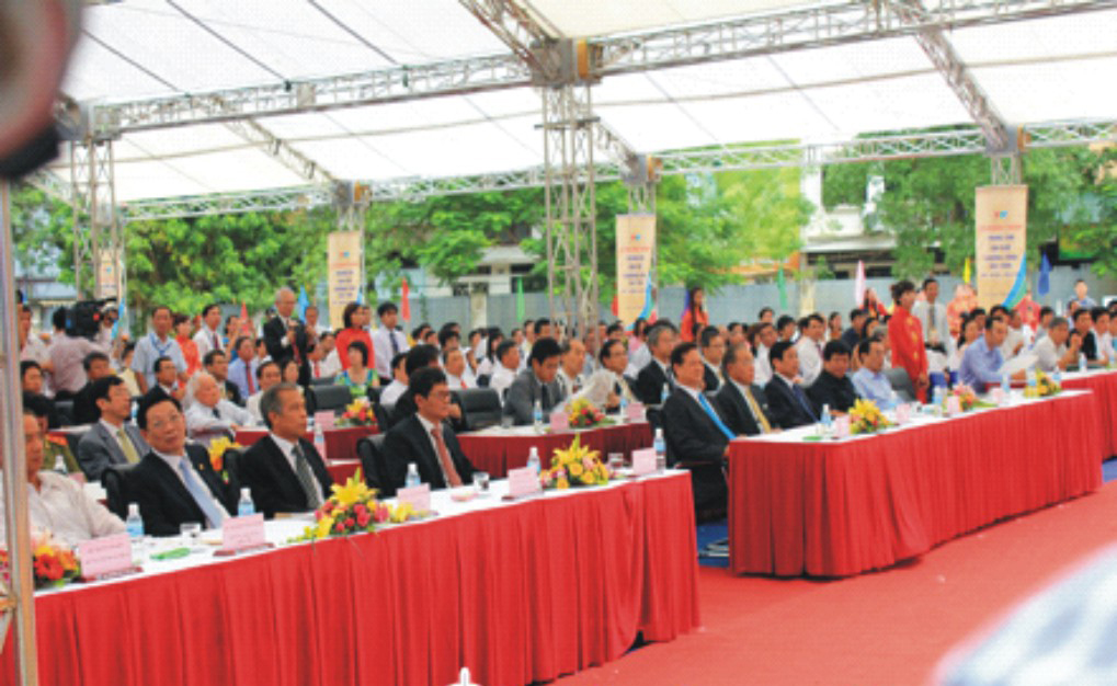 Bàn Xuân Hòa:( khăn phủ + váy quây) cho thuê